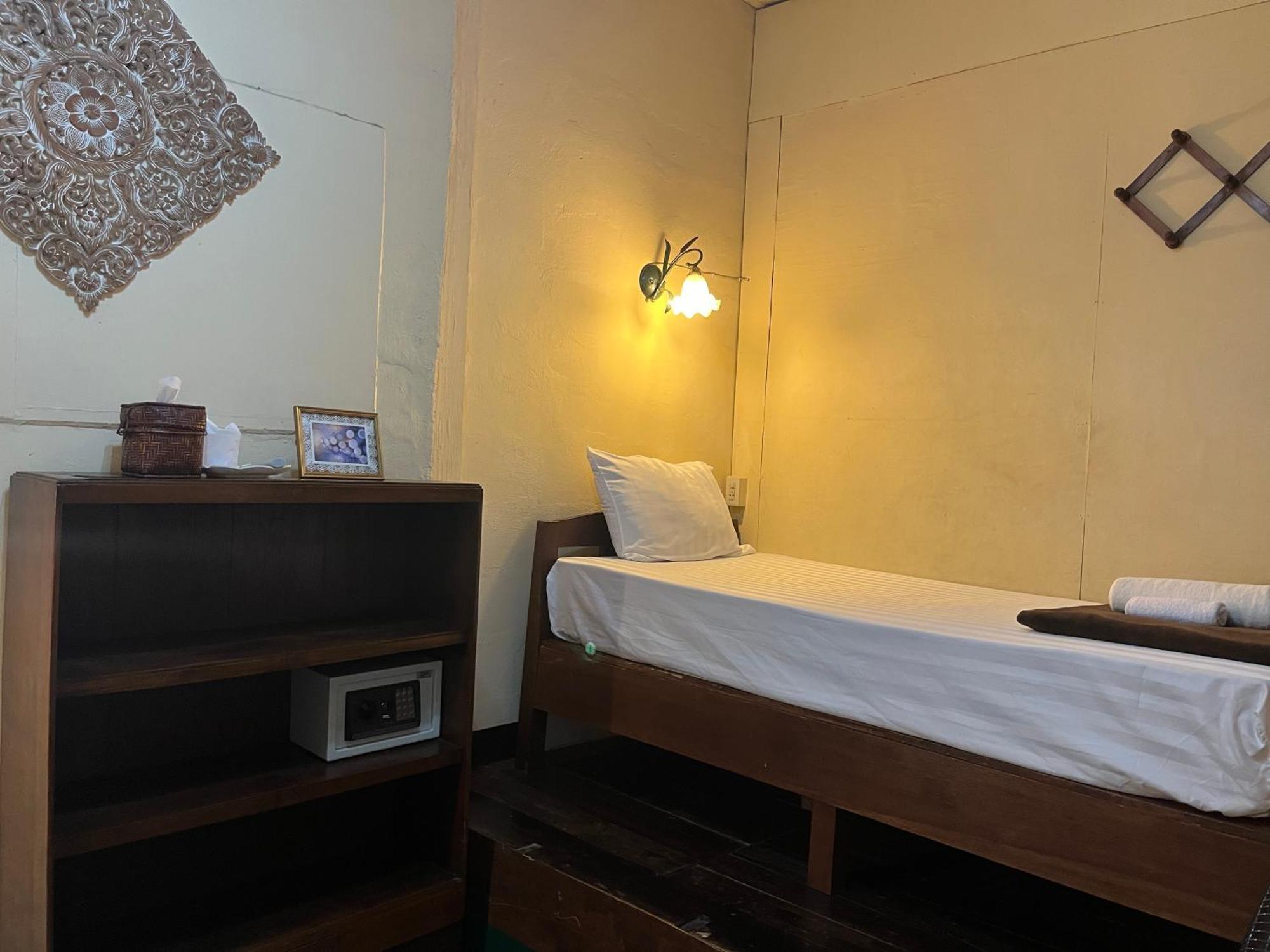 Tata Guesthouse Chiang Mai Exterior foto